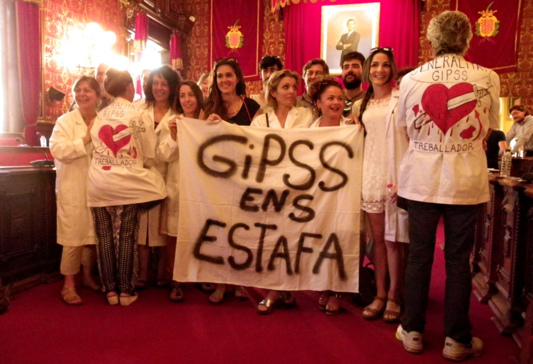 Els treballadors de l'empresa sanitària celebren l'aprovació de l'acord plenari. Foto: Romà Rofes / Tarragona21.cat
