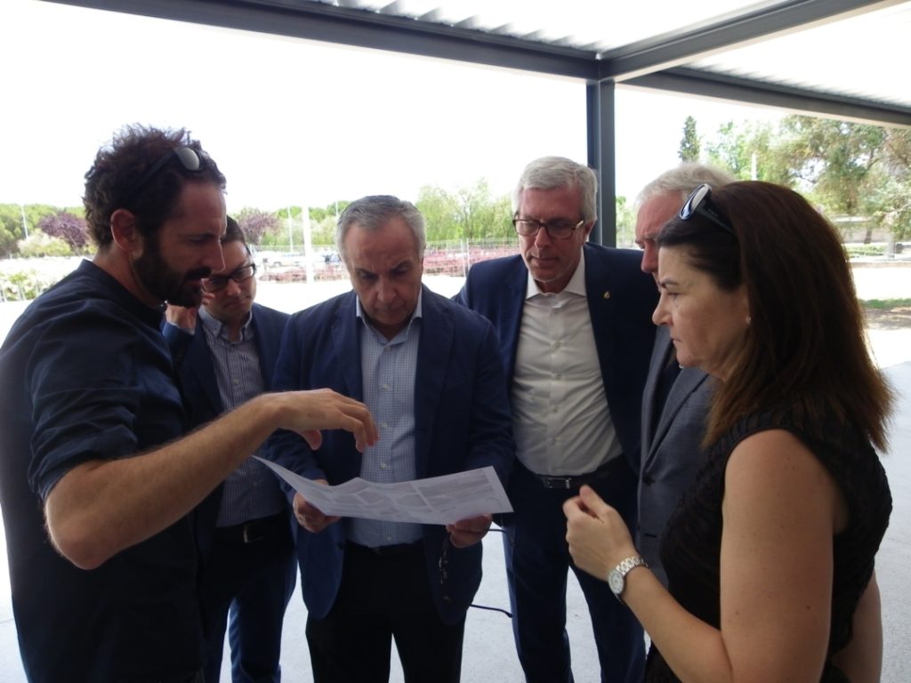 L'arquitecte que lidera el projecte explicant les obres als responsables dels Jocs Mediterranis. Foto: Tarragona21.cat