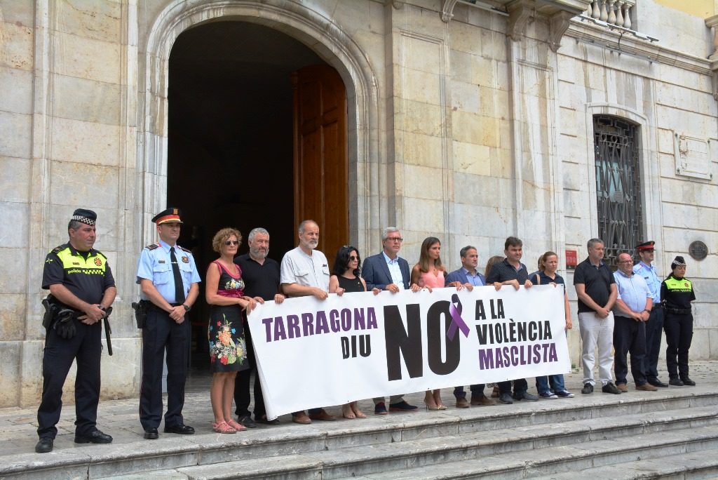 L'entrada del consistori de Tarragona, en el moment del minut de silenci. Foto: Cedida