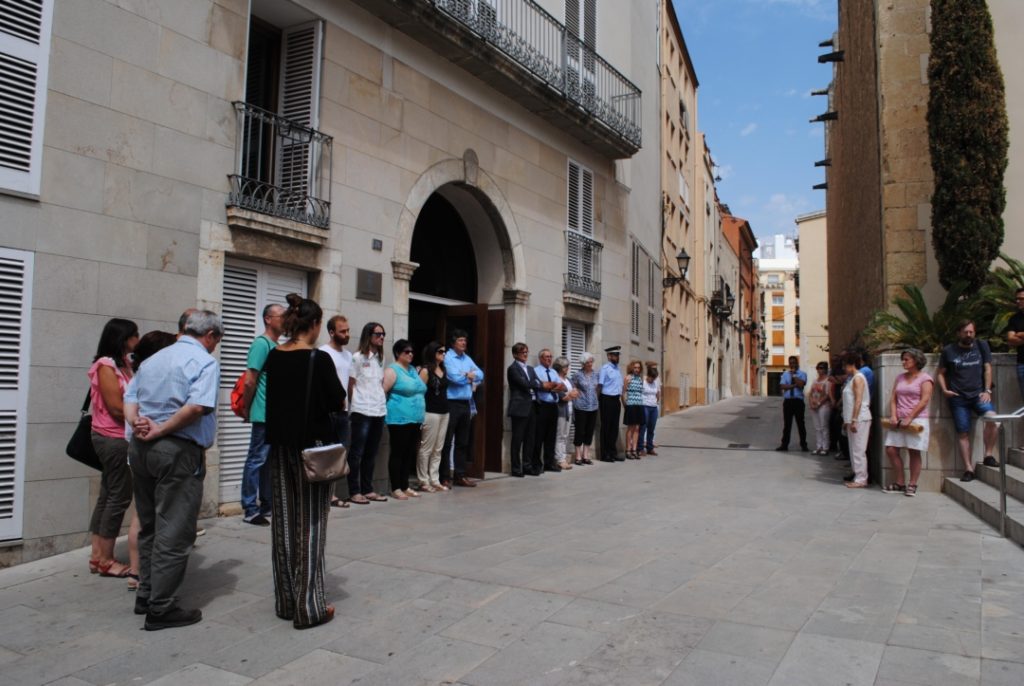 Concentració davant de la casa consistorial de Vila-seca. Foto: Cedida
