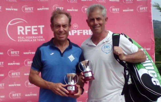 Josep Carles Mòdol i Miquel Puigdevall, amb els trofeus. Foto: Cedida