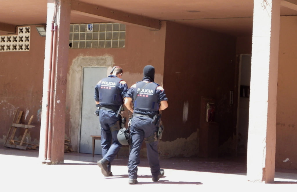 Dos agents dels Mossos d'Esquadra entrant en un bloc del carrer Brugent. Foto: Romà Rofes /Tarragona21.cat