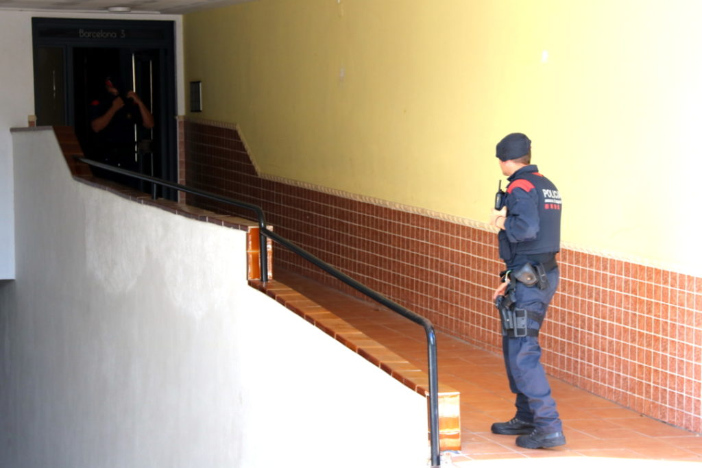 Agents dels Mossos d'Esquadra a l'entrada d'un dels habitatges que han escorcollat a Torredembarra. Foto: ACN
