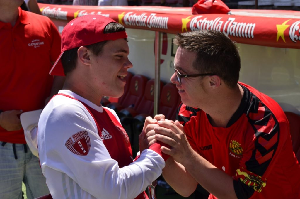 Un jugador de l'Ajax Only Friends en saluda un altre del Nàstic Genuine. Foto: Cedida
