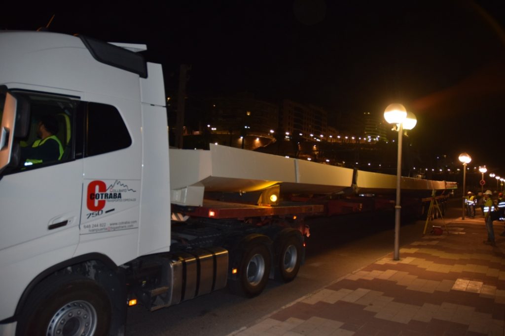 Un camió transporta una de les peces de l'estructura de la passarel·la de vianants que unirà el port amb el centre de la ciutat. Foto: Cedida 