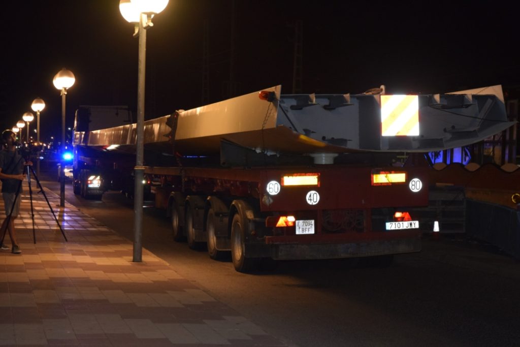 Un camió transporta una de les peces de l'estructura de la passarel·la de vianants que unirà el port amb el centre de la ciutat. Foto: Cedida