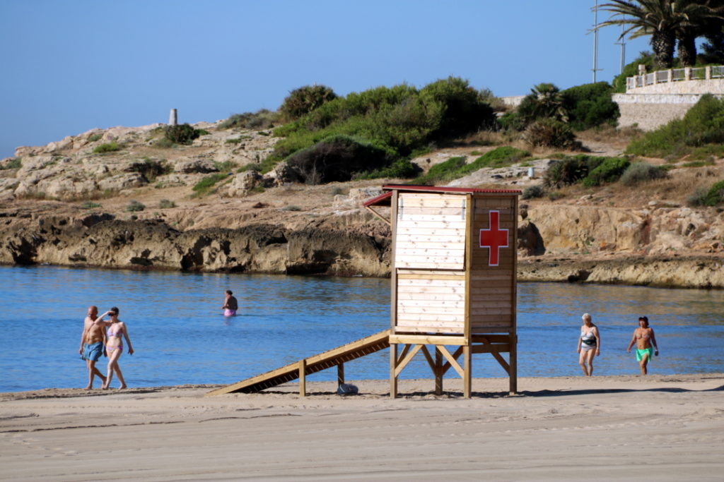 Una torre d'intervenció immediata a la platja de l'Arrabassada de Tarragona. Foto: ACN