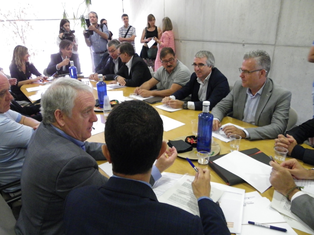 La reunió del consorci del CRT. En primer pla a l'esquerra l'alcalde de Vila-seca, Josep Poblet; i a la dreta l'alcalde de Salou, Pere Granados. Foto: Tarragona21.cat