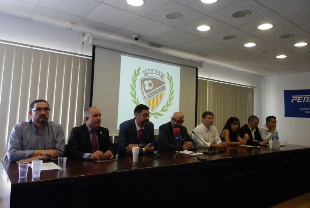 Els responsables del club i altres autoritats, en l'acte de presentació. Foto: Romà Rofes / Tarragona21.cat