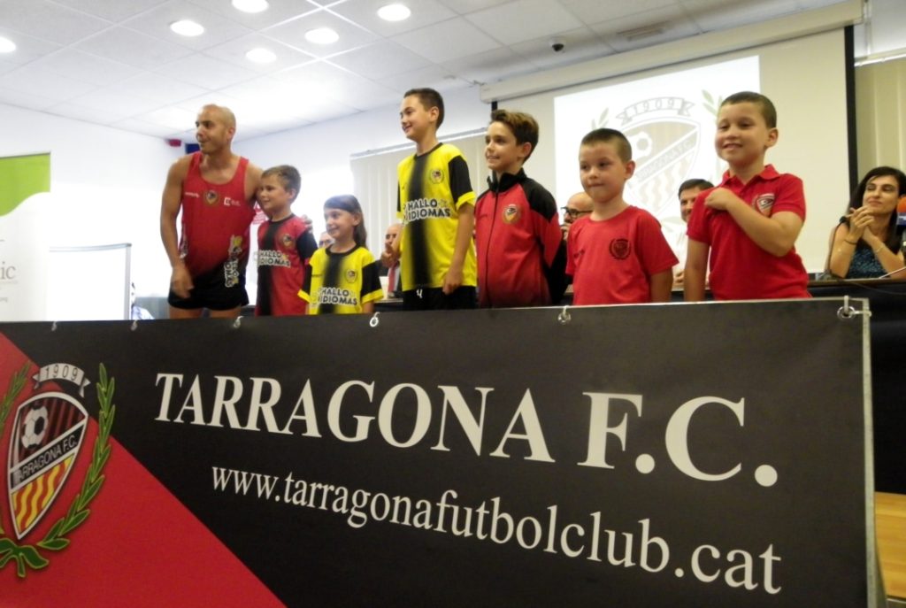 Les equipacions oficials del club, inclosa la de la secció de Running. Foto: Romà Rofes / Tarragona21.cat