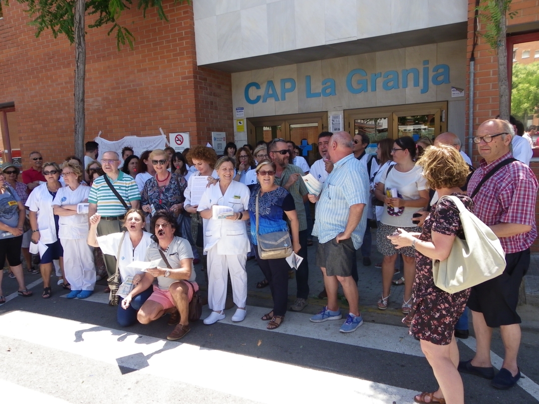 El personal del CAP Torreforta - La Granja s'ha concentrat davant del centre per protestar per les condicions "precàries" del centre. Foto: Tarragona21.cat