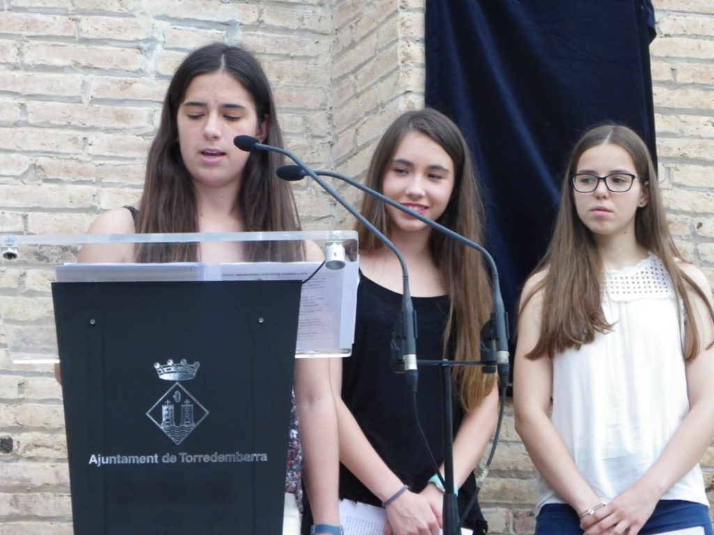 Alumnes de secundària de Torredembarra llegeixen textos que recullen testimonis de presoners dels camps de concentració. Foto: Romà Rofes / Tarragona21.cat