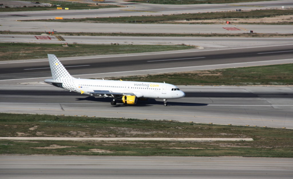 Un avió de Vueling a l'aeroport del Prat. Foto: ACN