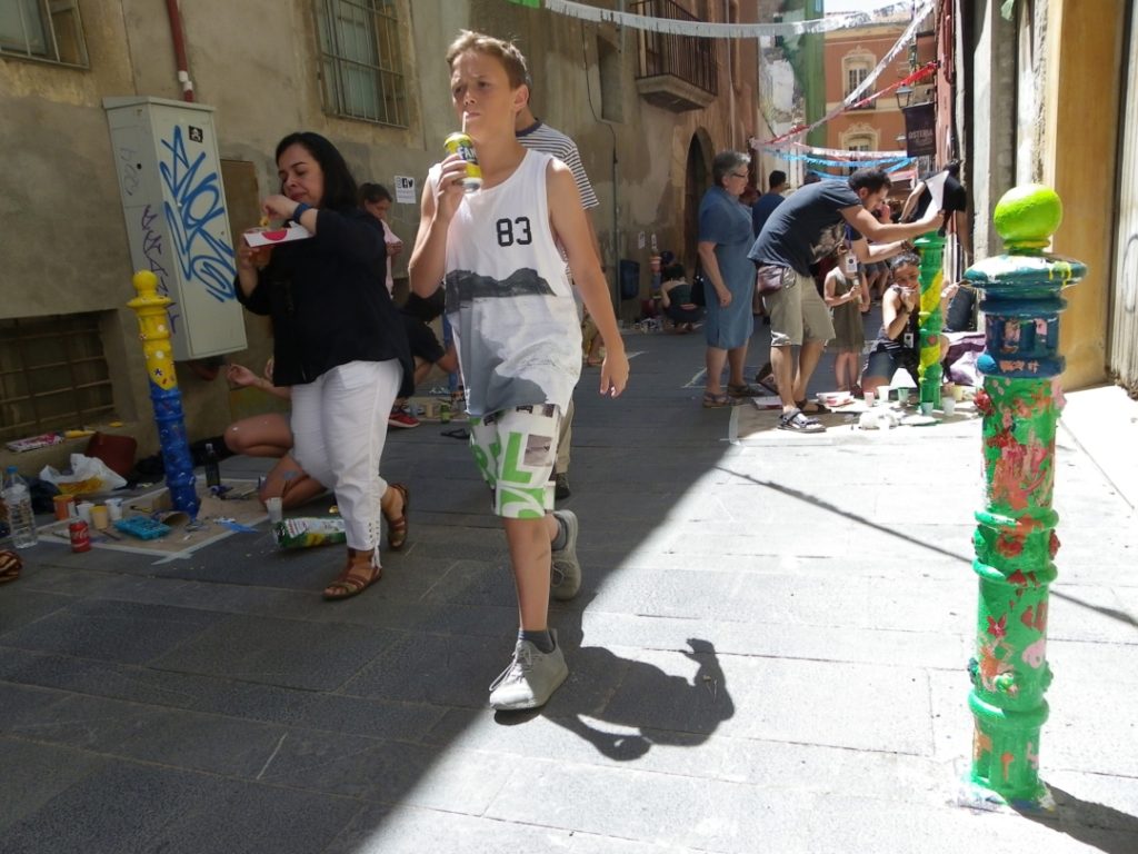 Els pilons del carrer Comte s'han pintat per onzè cop. Foto: Tarragona21.cat