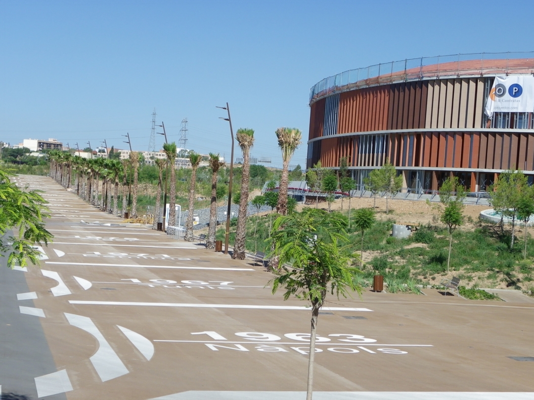 A l'esquerra, l'avinguda que commemora les edicions passades dels Jocs Mediterranis i a la dreta, el Palau d'Esports. Foto: Tarragona21.cat