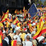 Desenes de milers de persones es manifesten a Barcelona a favor de la unitat d’Espanya