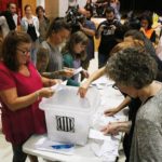 ‘Hem votat!’: més d’un miler de persones blinden el Martí i Franquès mentre es recompten els vots