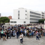 Desenes de persones custodien el Martí i Franquès a l’espera d’una possible intervenció policial