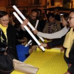 Prop de 400 tarragonins emboliquen la seva petició de ‘llibertat’ per als polítics presos amb paper de regal de color groc