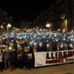 Més de mig miler de persones es concentren a la plaça de la Font per exigir la llibertat de Sànchez i Cuixart