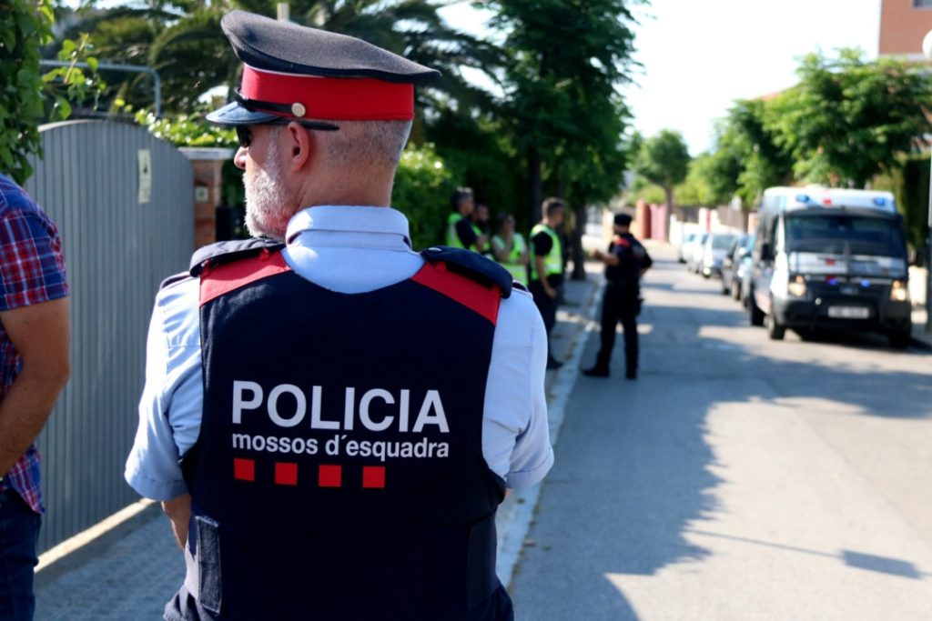 Els mossos han detingut a un jove per estafar 2.700 euros