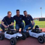 Tres estudiants han construït els cotxes que transporten el material d’atletisme dels Jocs