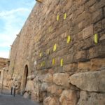 Tornen els llaços grocs a la Muralla romana