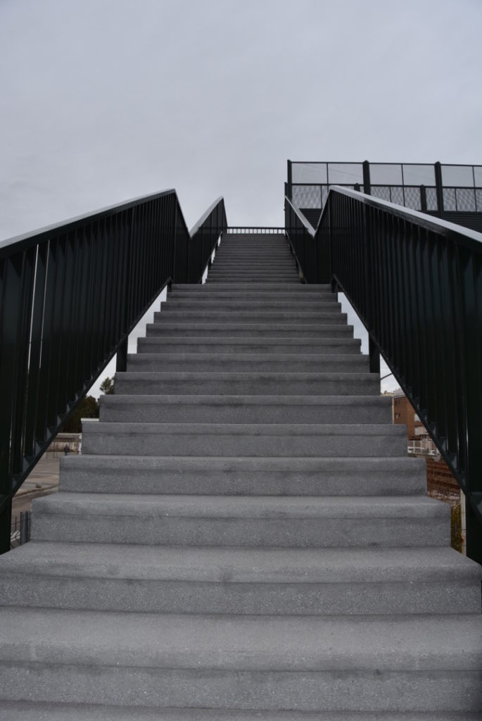 Imatge de les escales del pas de vianants de Torredembarra