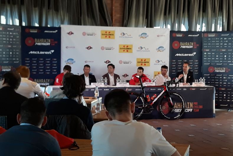 La presència de l'equip ciclista d'elit Bahrain Merida Pro Cycling Team porta a Cambrils una dotzena de periodistes de mitjans europeus líders en informació esportiva