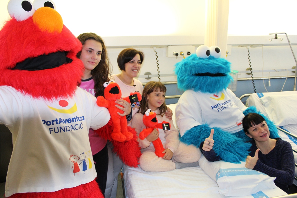 Triki i Elmo amb alguns nens de l'hospital