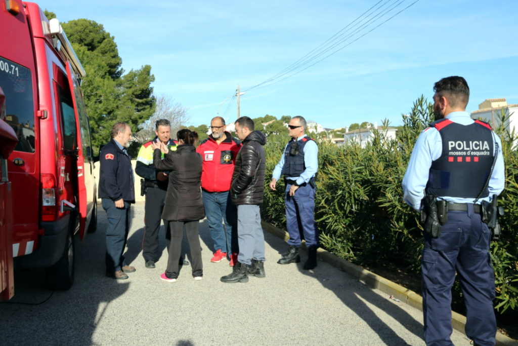 Els familiars i agents de Protecció Civil, organitzant la recerca del veí desaparegut a la Pobla de Montornès, el 27 de desembre del 2016. 
