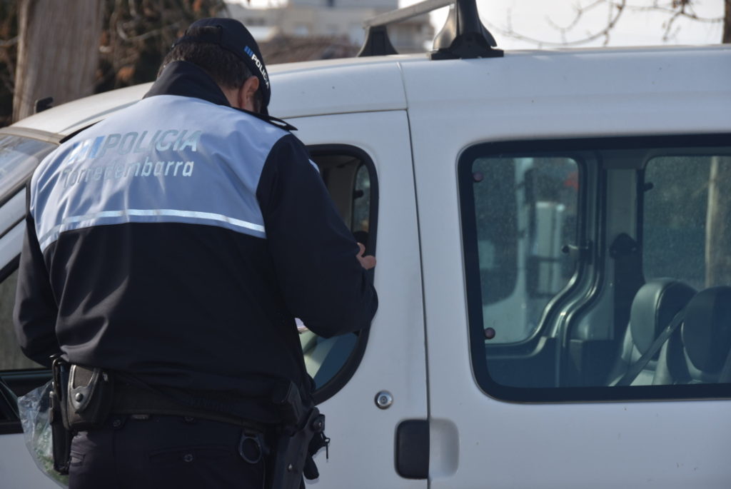 El propietari de la furgoneta va trucar immediatament a la Policia Local de Torredembarra i la patrulla que restava a prop de la zona es va dirigir al lloc dels fets