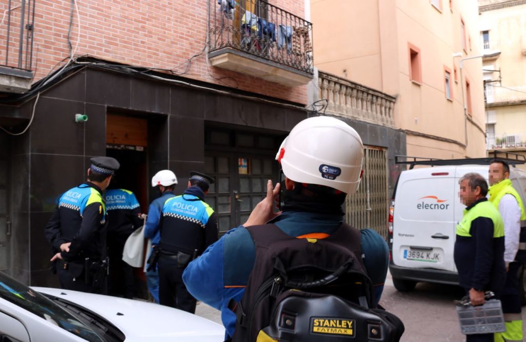Agents de la Guàrdia Urbana i operaris de la companyia elèctrica accedint a un immoble del carrer Sant Francesc Xavier de Reus, on han tallat una connexió il·legal a la xarxa elèctrica. Imatge del 20 de febrer del 2019.