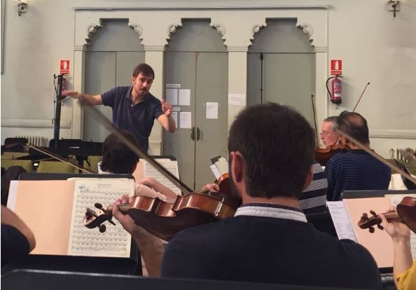Miquel Massana, nou director de l'Orquestra de la URV, en una imatge d'arxiu dirigint l'Orquestra Simfònica del Vallès.