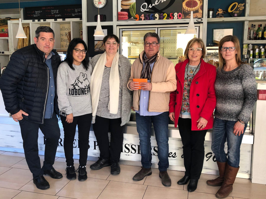 El restaurant Les Guatlles, van tornar a engegar la iniciativa solidària de posar a la venda dècims de Nadal per recaptar fons per a Serveis Socials
