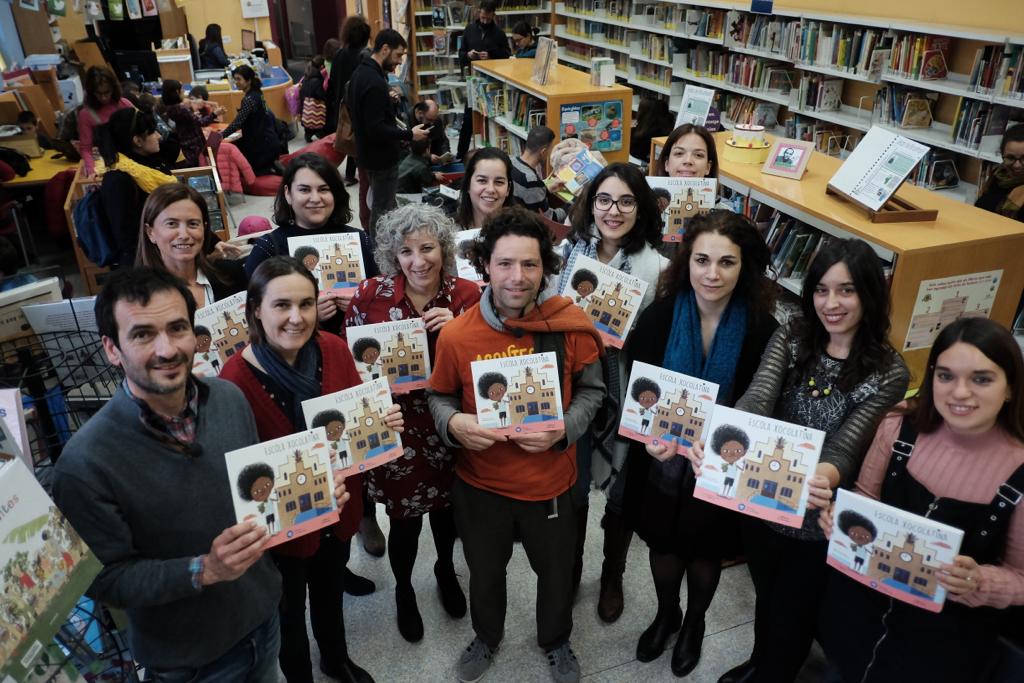 Els autors de l'Escola Xocolatina, Joan Rioné i Armand, amb les investigadores que protagonitzen el llibre, a la Biblioteca Pública de Tarragona.