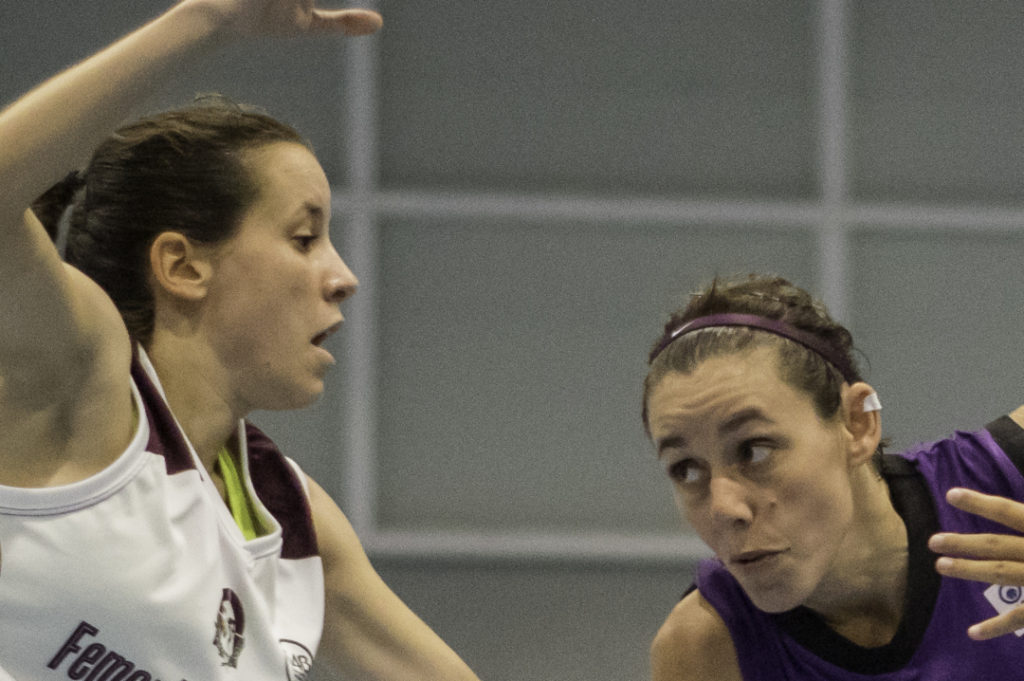 FOTO: Laura Vilamajor intenta trencar la defensa del Femení Sant Adrià B en el partit de la primera volta (Rafa Marrasé / TGN Bàsquet)