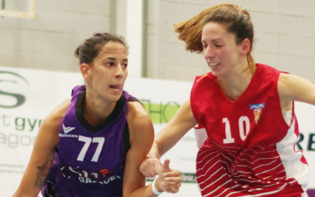 Cristina Peña intenta superar una jugadora del CN Terrassa en el partit de la primera volta (Rafa Marrasé / TGN Bàsquet)