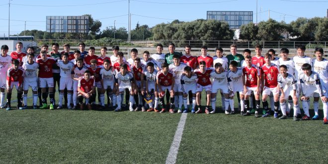 Els equips d'aquesta escola de secundària del Japó estan fent un stage a l'Estat Espanyol