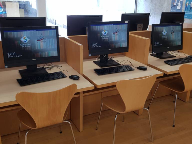 Es completa la renovació total dels recursos informàtics de la Biblioteca Municipal , que ha actualitzat la connexió a internet amb la instal·lació de Fibra òptica a l’equipament municipal
