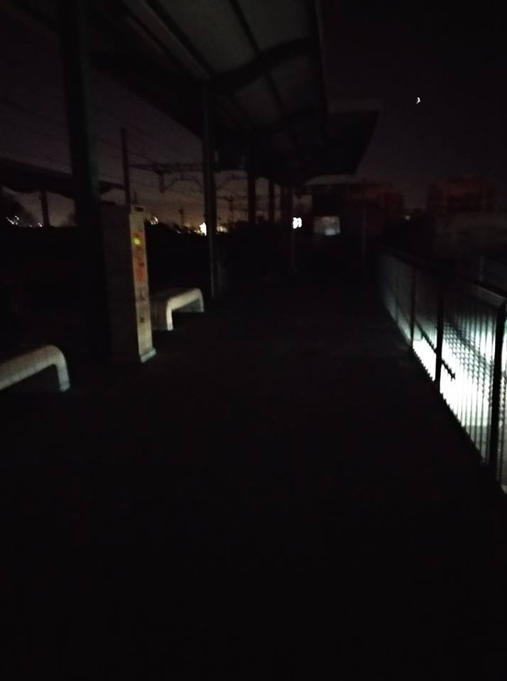 Imatge de l'estació de Vila-seca a les fosques