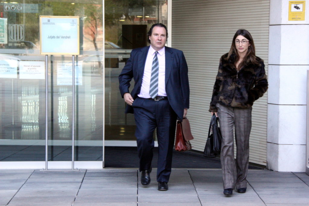 L'exalcalde de Torredembarra, Daniel Masagué, sortint dels jutjats del Vendrell amb la seva advocada, el 25 de novembre del 2015. 