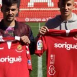 Guiu i Guillem signen el primer contracte com a jugadors grana