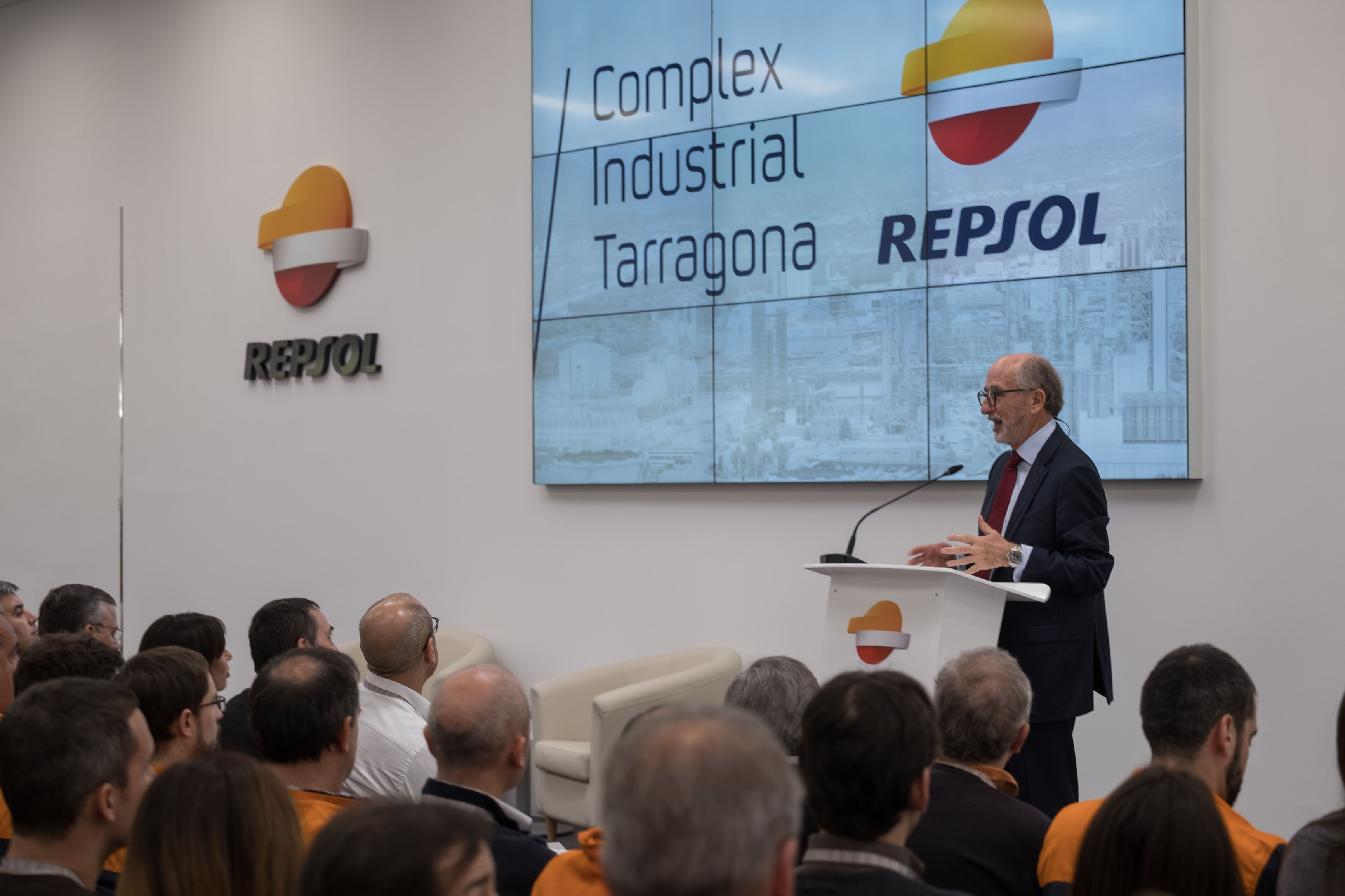 •El president de Repsol s’ha reunit amb un nodrit grup d’empleats del Complex Industrial de Tarragona per explicar-los l’estratègia de la companyia.