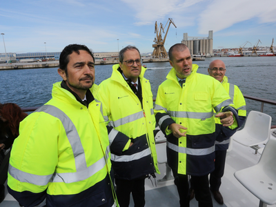 El president Torra i el conseller Calvet amb el president del Port, durant la visita. Autor: Jordi Bedmar