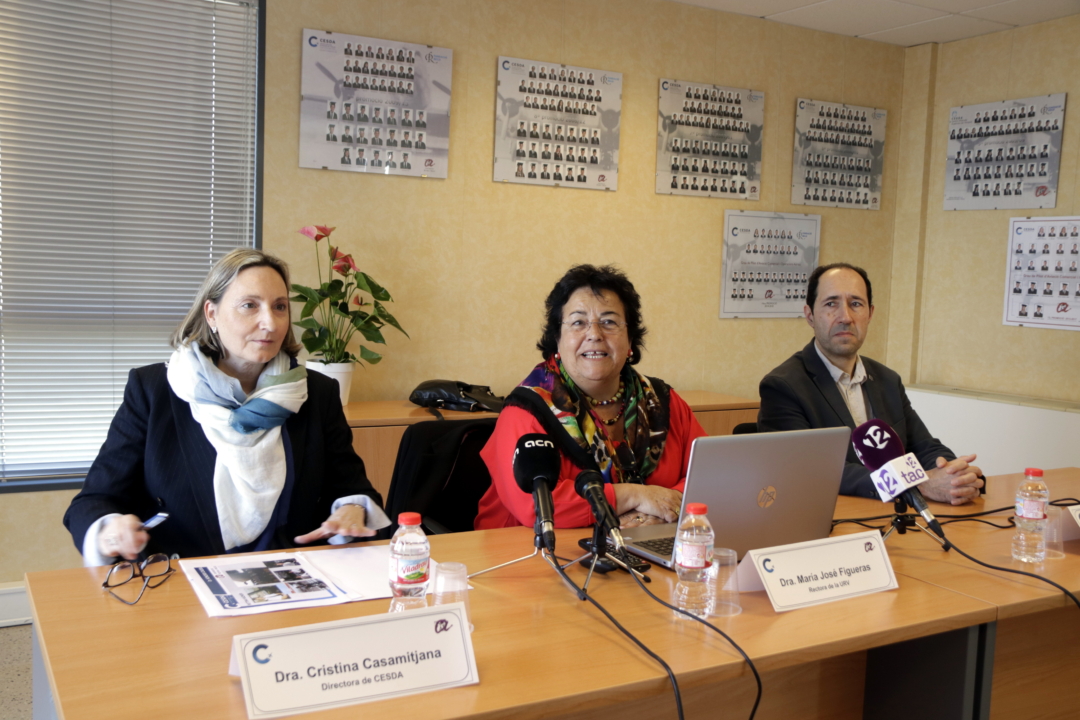 La rectora de la URV, María José Figueras, en roda de premsa amb la directora del CESDA, Cristina Casamitjana, i el vicerector Domènec Puig