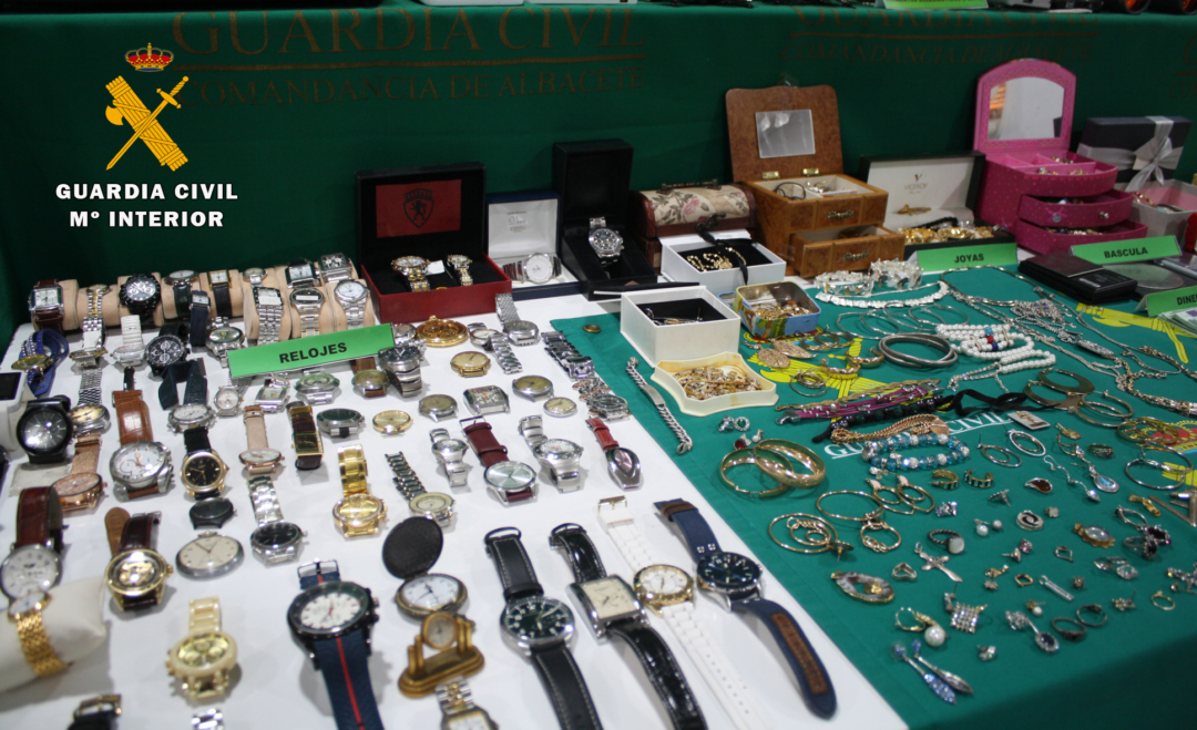 Pla mitjà de joies i rellotges recuperats per la Guàrdia Civil arran de la detenció d'un grup especialitzat en robatoris violents a domicilis.