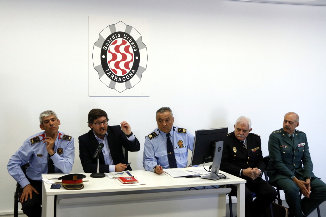Foto del tinent d'alcalde de Seguretat Ciutadana de Tarragona, Javier Villamayor, en roda de premsa amb responsables dels diferents cossos policials
