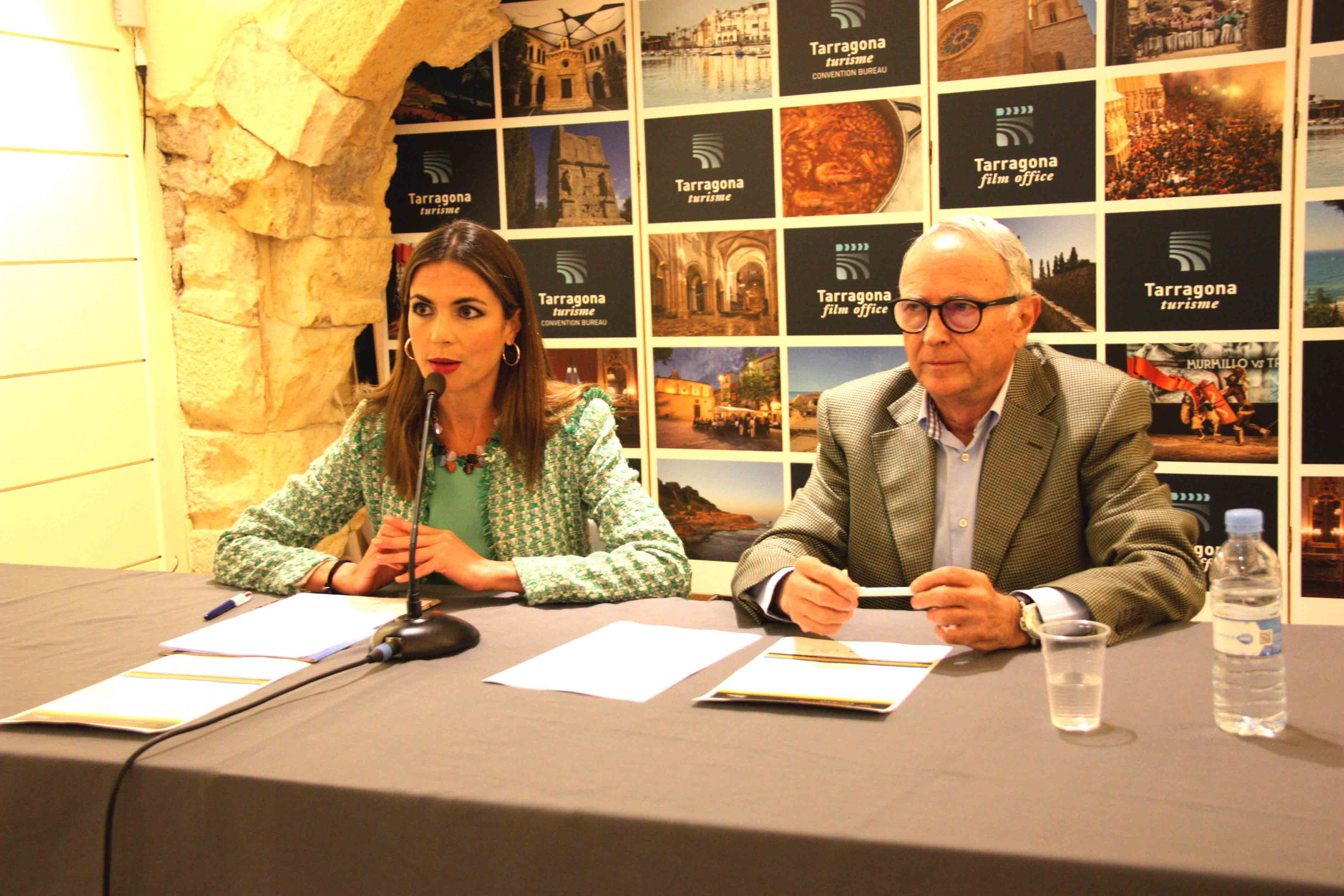 Foto de la consellera de Turisme de l'Ajuntament de Tarragona, Inmaculada Rodríguez, i del president de l'Open Energy Institute, Robert Moragues. 
