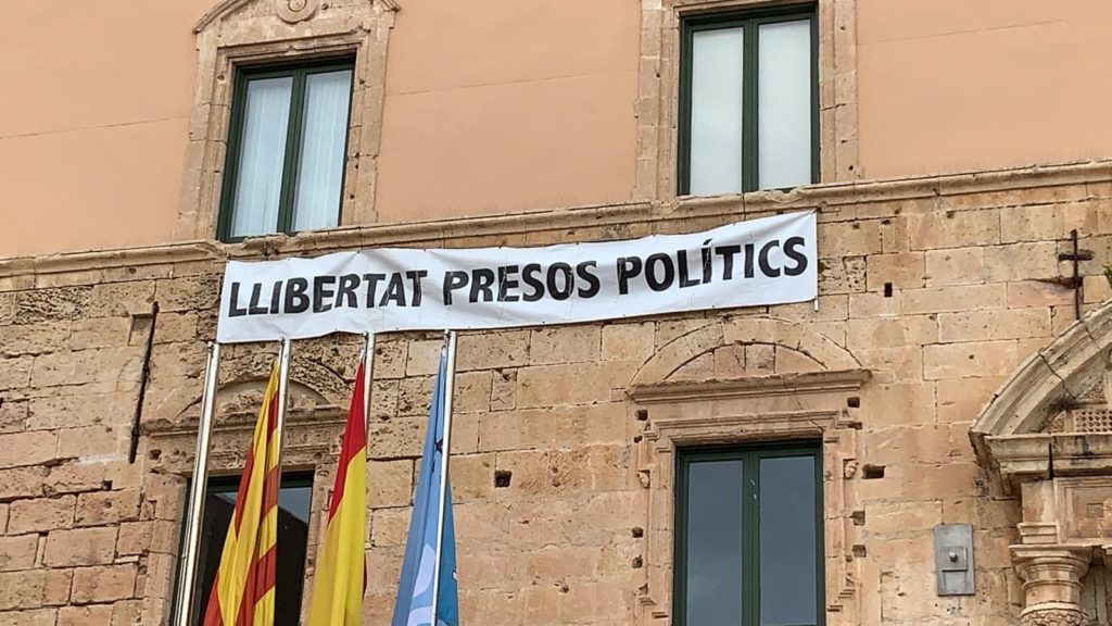 Pancarta situada a la façana de la seu de l'Ajuntament. Foto: Cedida